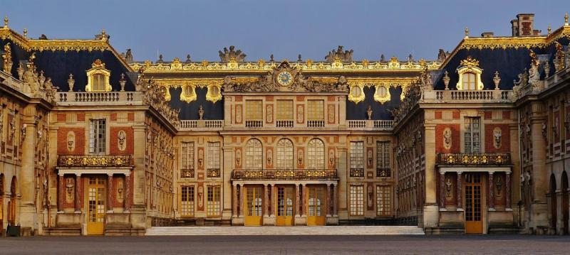 La majestueuse façade du Château de Versailles, emblème du style architecture classique français et du pouvoir royal